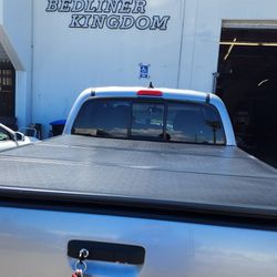 TAPADERA EN INVENTARIO PARA TODAS LAS TROCAS,  TONNEAU COVER IN STOCK FOR ALL TRUCKS, HARD TRI-FOLD BED COVERS, BEDLINERS, SIDE STEPS, RACKS,BED LINER