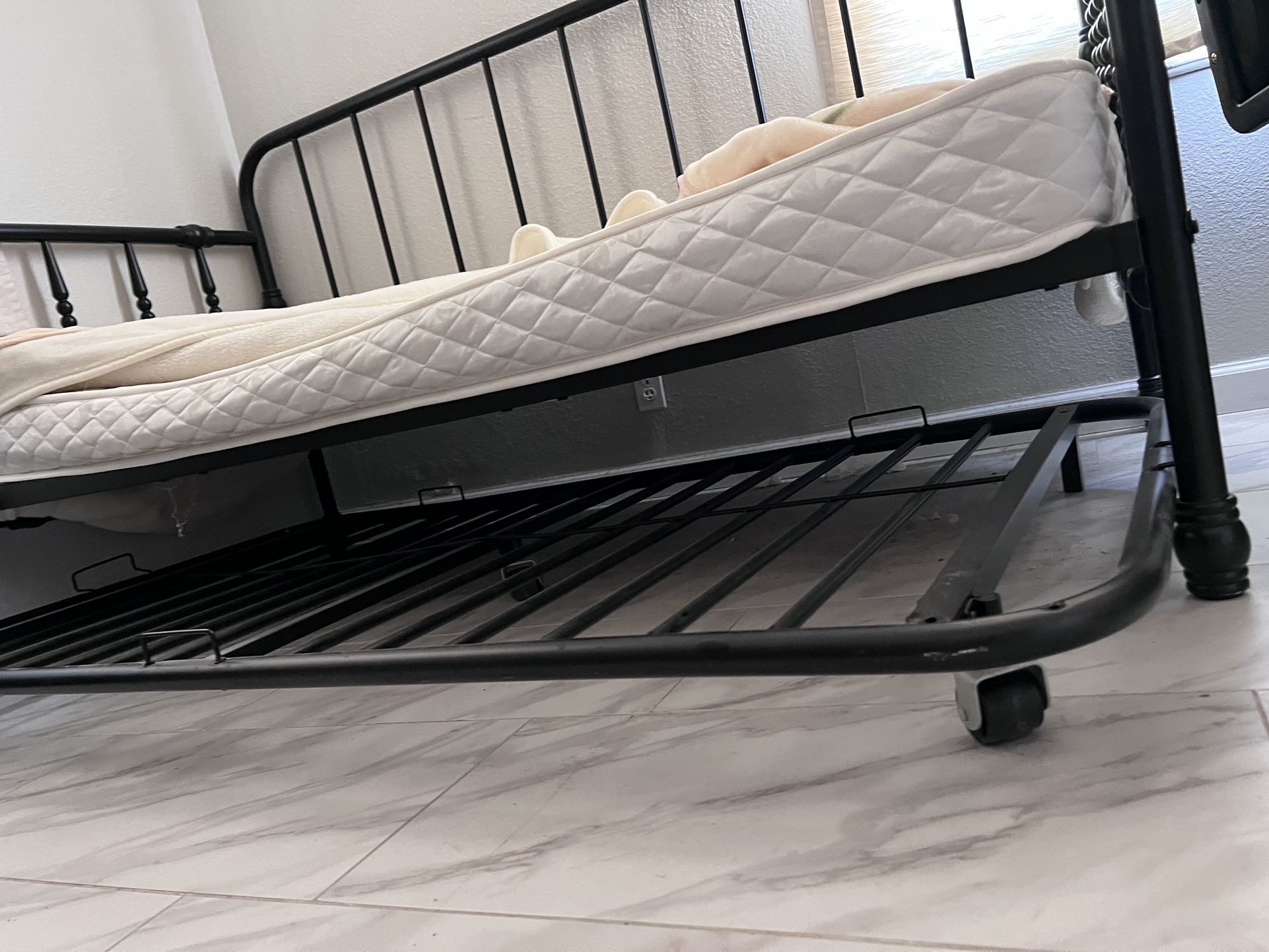 Twin day Bed With Doble Mattress