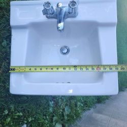 Wall mounted sink