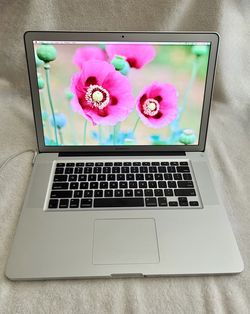 Apple MacBook Pro 17” i7 | 16GB RAM | 512GB SSD + 750GB HDD | Exceptionally Clean