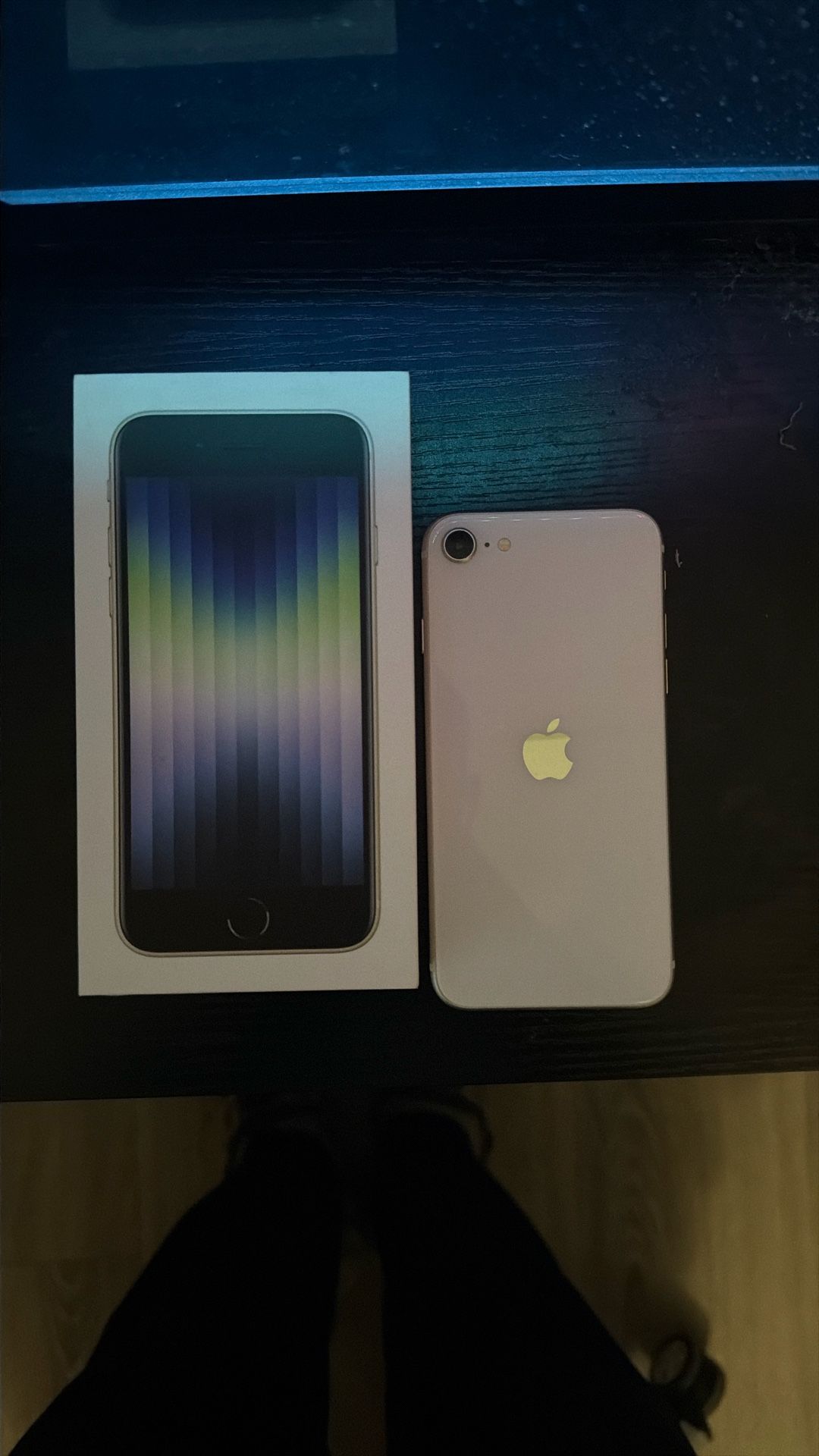 White iPhone SE(3rd Gen)