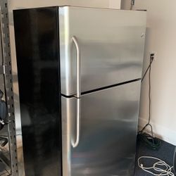 GE Refrigerator - Great Condition 