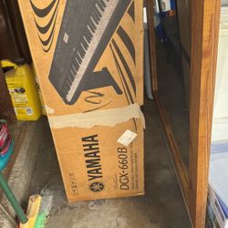 Yamaha DGX- 660 B 