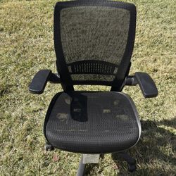Selling GREAT swivel office chair.