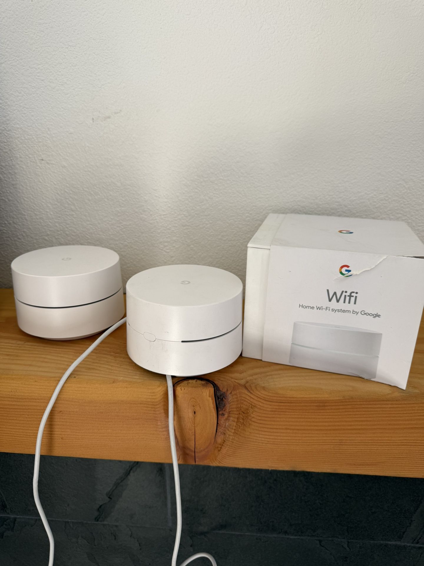 Motorola MB600 Docsis3.1 Cable Modem + 2 Google Pucks