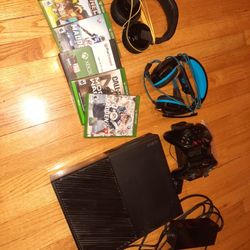 Xbox One Bundle - 6 Games, 2 Controllers, 2 Headphones, Charging Station