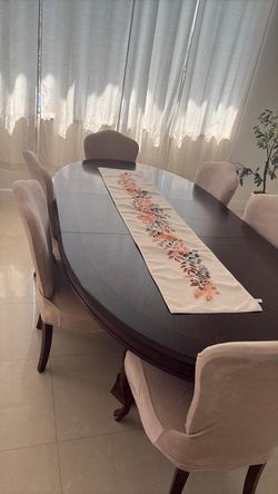 Dinning table solid wood great condition 2 legs with removable center piece