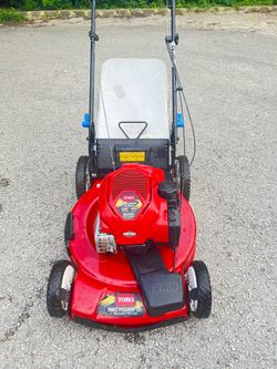 Toro lawnmower excellent condition start at first pull self propelled with Smartstow for easy storage