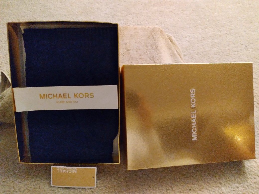 New Authentic Michael Kors Set