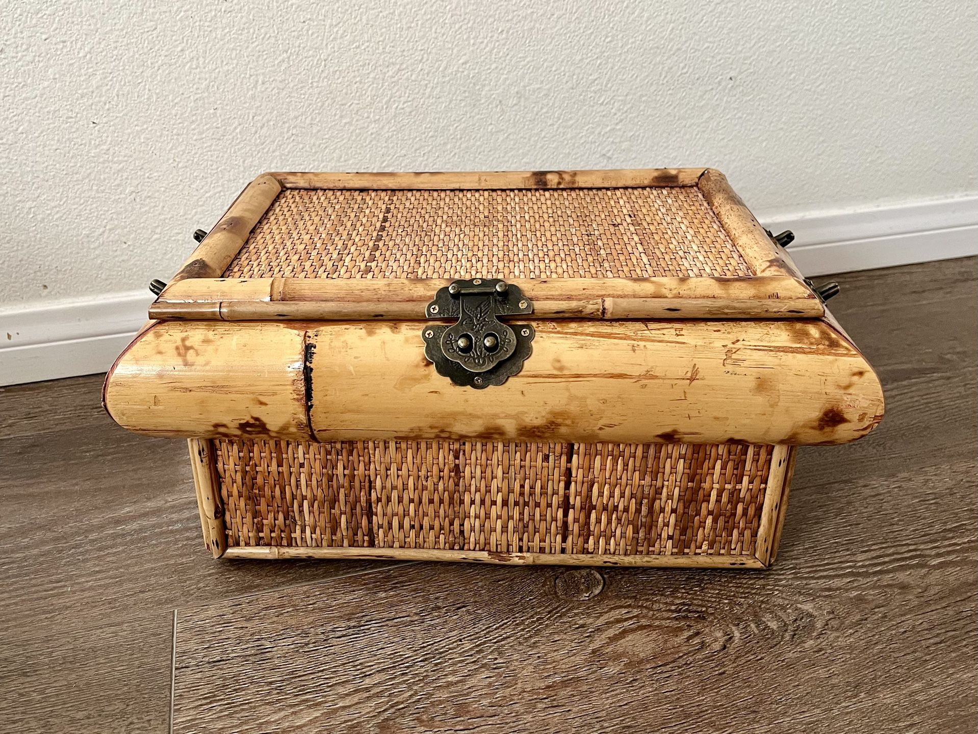 Vintage bamboo wicker rattan box with Lid