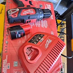 Milwaukee M12 Drill Driver  chatger and battery 1,5 ah