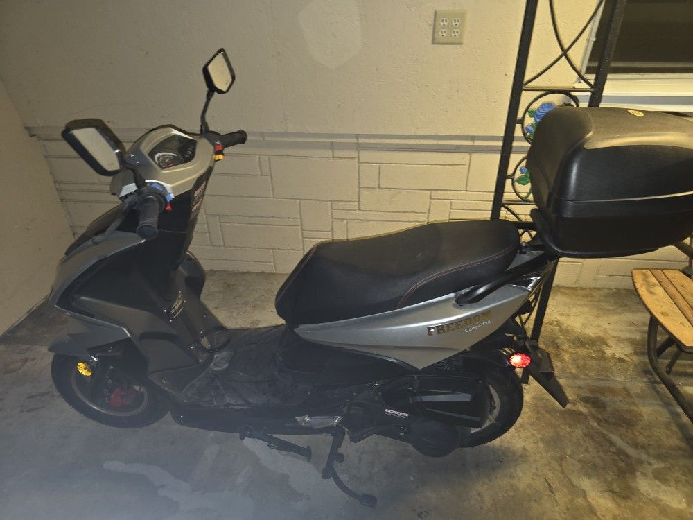 Freedom Canoe 150 Scooter