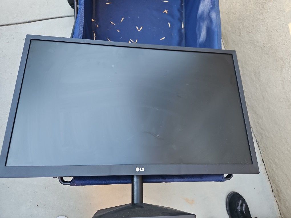 9 Lg 27" Computer Monitors $60 Each