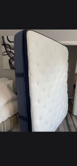 Good condition matress queen size