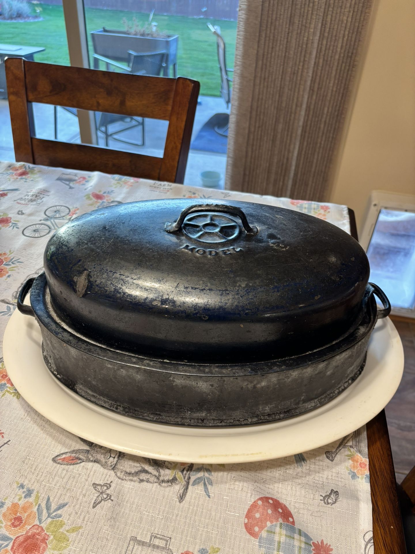 Vintage Savory brand dark blue enamelware roaster with a lid. A great addition to your collection. In good condition considering the age of the item.