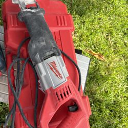  Milwaukee corded reciprocating saw with case 