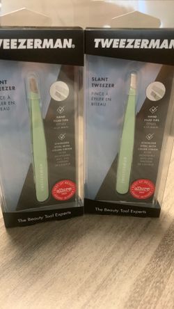 Tweezerman Slant Tweezer in the color Pistachio