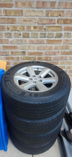 Uses Toyota Highlander wheels and tires 245/65/17