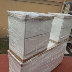 Dresser with Nightstands / Cómoda con mesitas de noche