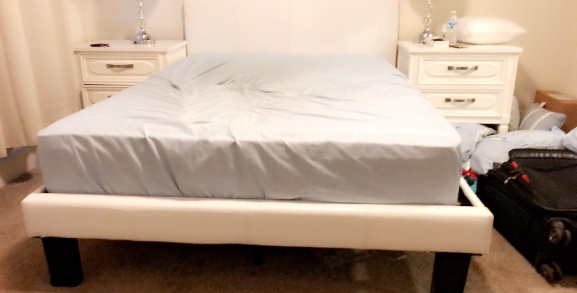 LARGE FULL SIZE PLATFORM BED WHITE HEADBOARD, BED FRAME & MEMORY FOAM