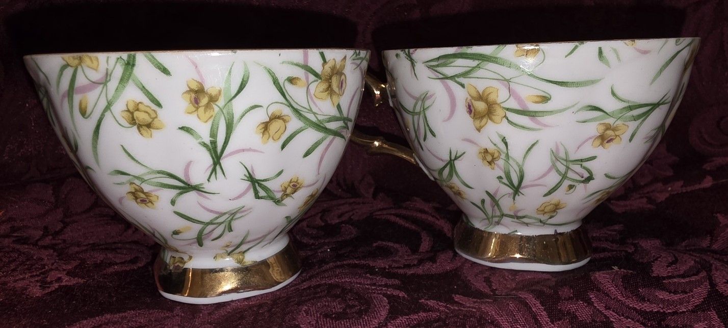 2 Stunning Tea Cups Yellow Daffodils Golden Trim 2.5" Tall 3.5" Across Top