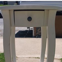 Ŕound End Table With Drawer