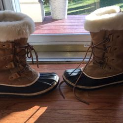 Girls Fur-lined Winter Boots Size 6. Like New.