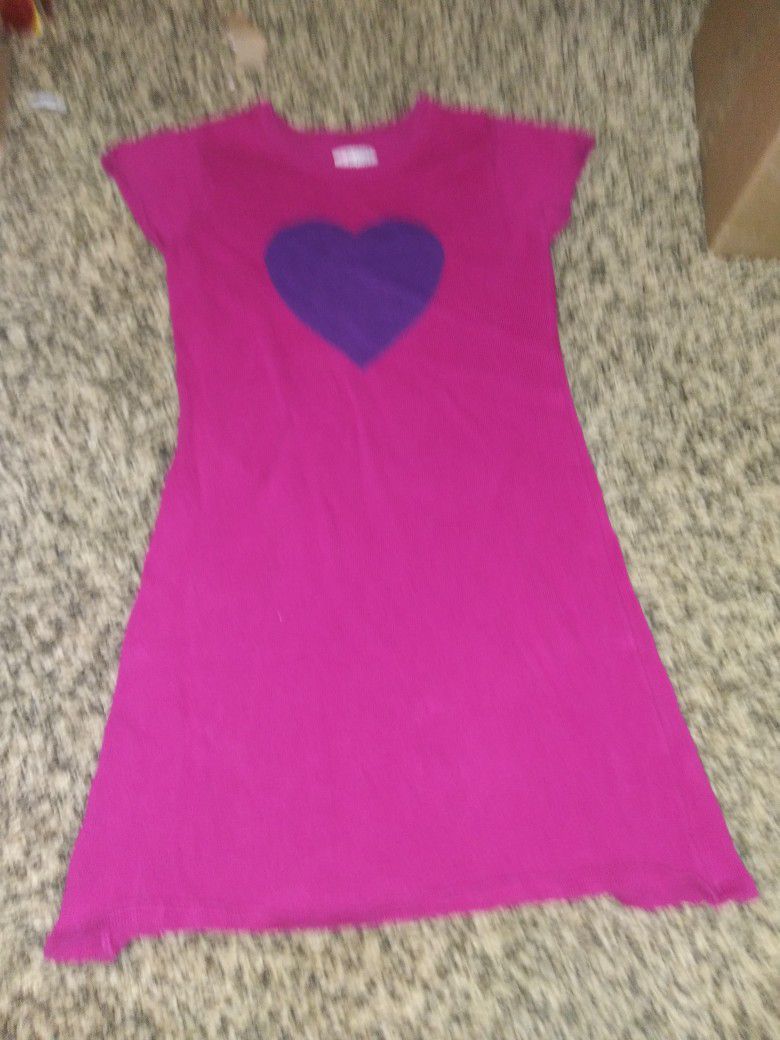 The Children's Place Girl's Size 7/8 Pink Short Sleeve Sweater Dress Purple Heart


Excellent Condition!!


**Bundle and save with combined shipping**