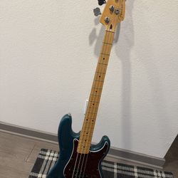 Fender Player II Precision Maple Fingerboard Limited-Edition Bass Guitar - Ocean Turquoise