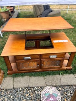 Coffee Table with mechanical lifting top.