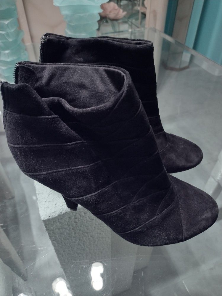 ME TOO Women's Black Suede Ankle Heel Boots sz 9