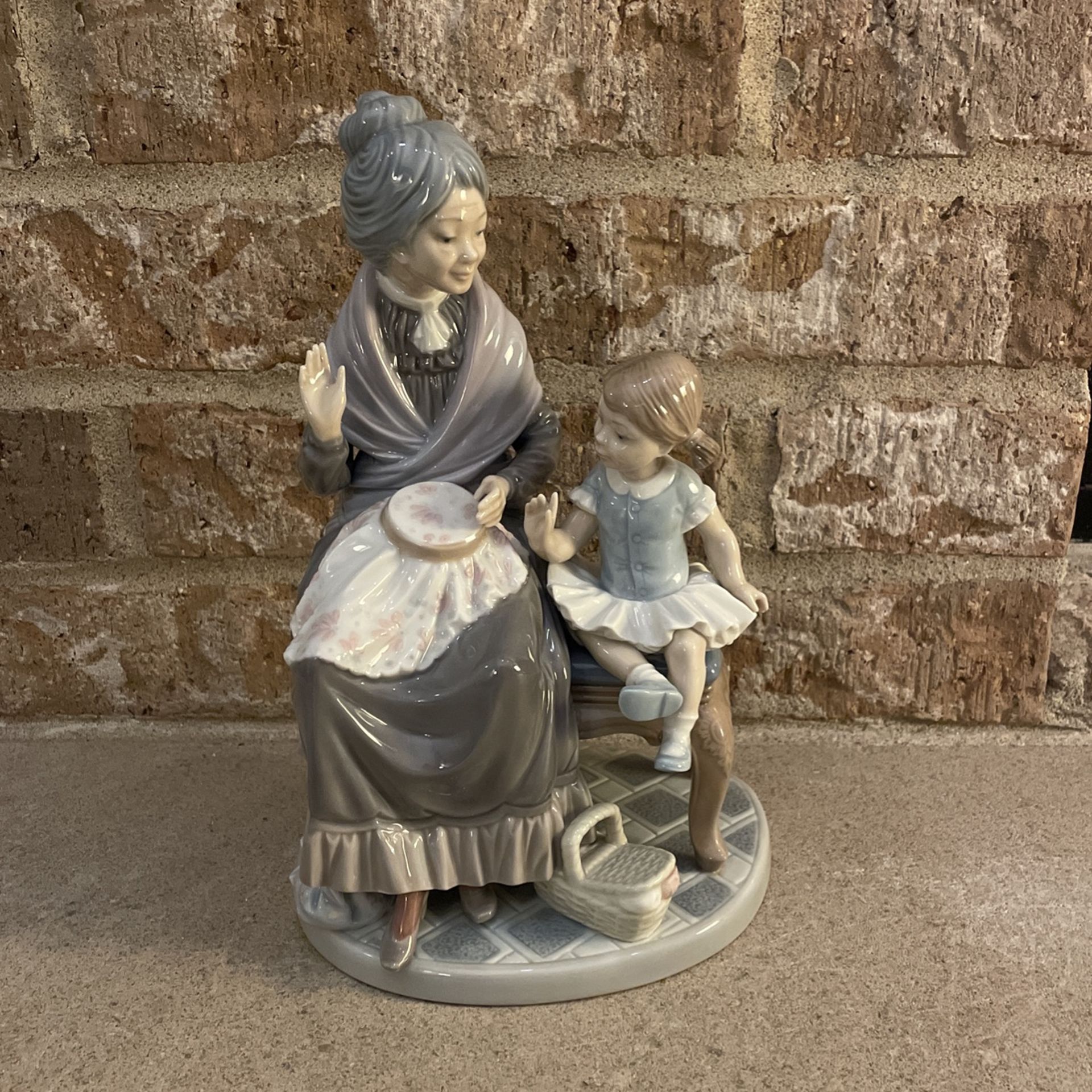 Lladro “Visit with Granny” Figurine 01005305