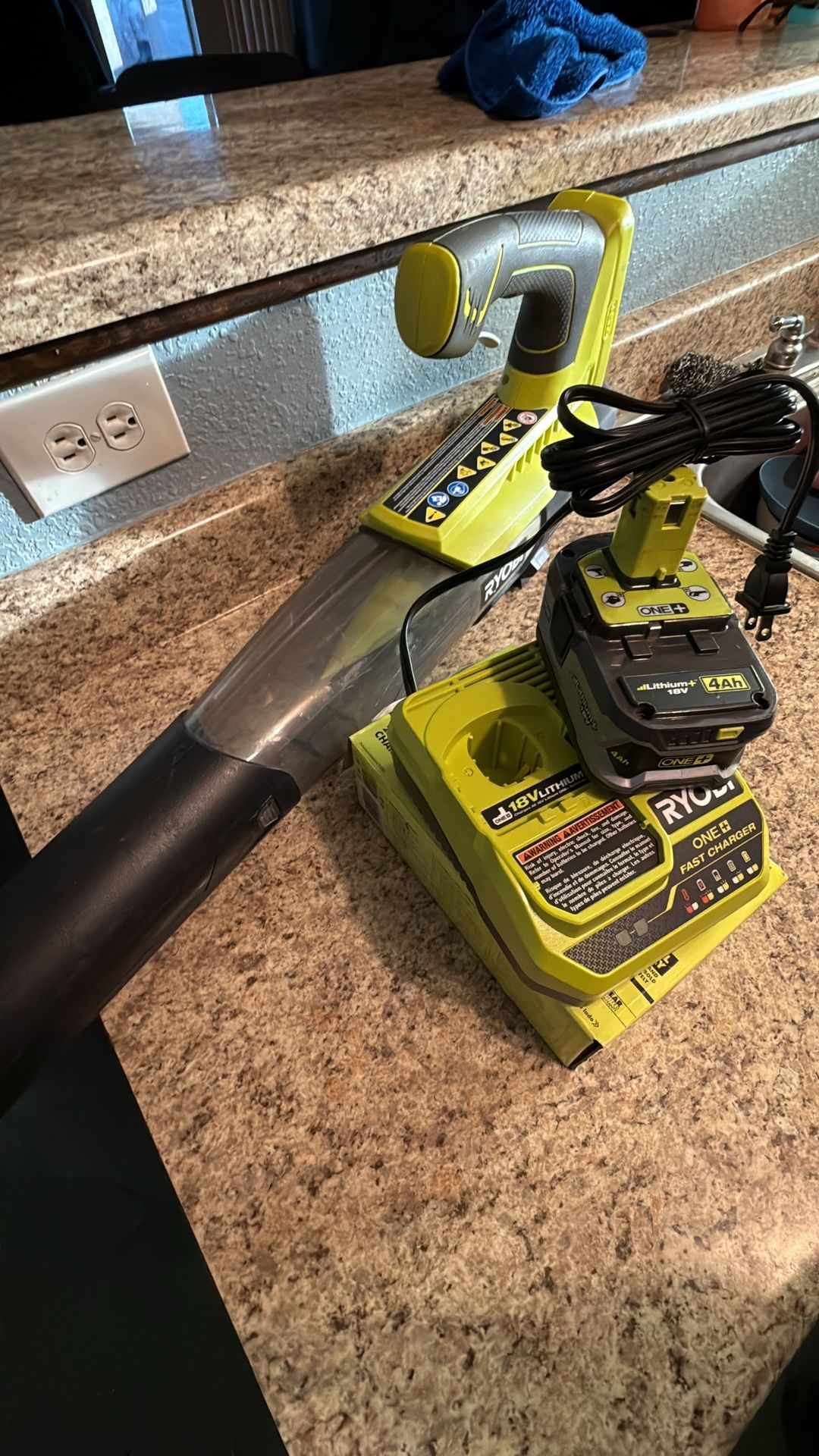 Blower ryobi 18v charger and battery 4ah new