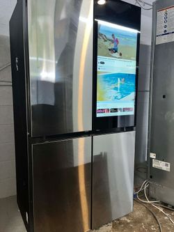 Samsung Bespoke AI Counter-Depth Family Hub 32" 23-cu ft 4 -Door 36-in Wide French Door Refrigerator with Dual Ice Maker and Door within Door ( Finger