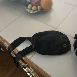 Lululemon Everywhere 1L Belt Bag in black. 