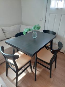 Excellent condition dining table and chairs set