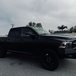 2018 Ram 1500 Crew Cab Big Horn 4WD V6 w/ 90k miles