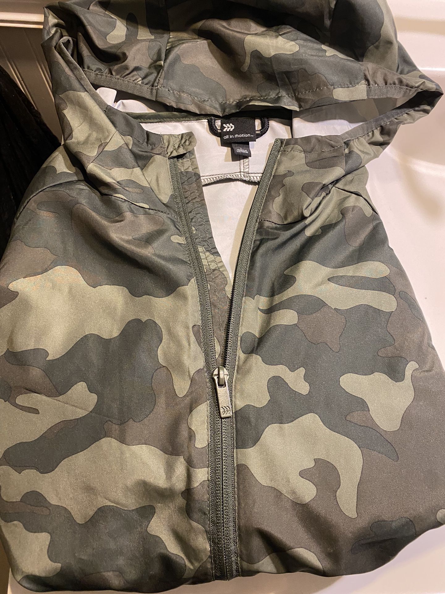 New Size Large Green Camo Print Windbreaker With Good