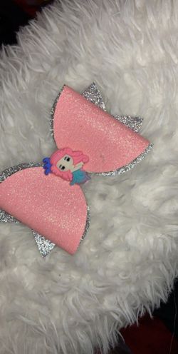Little girl bows