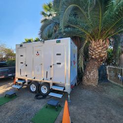 LUXURY RESTROOMS 🚻 