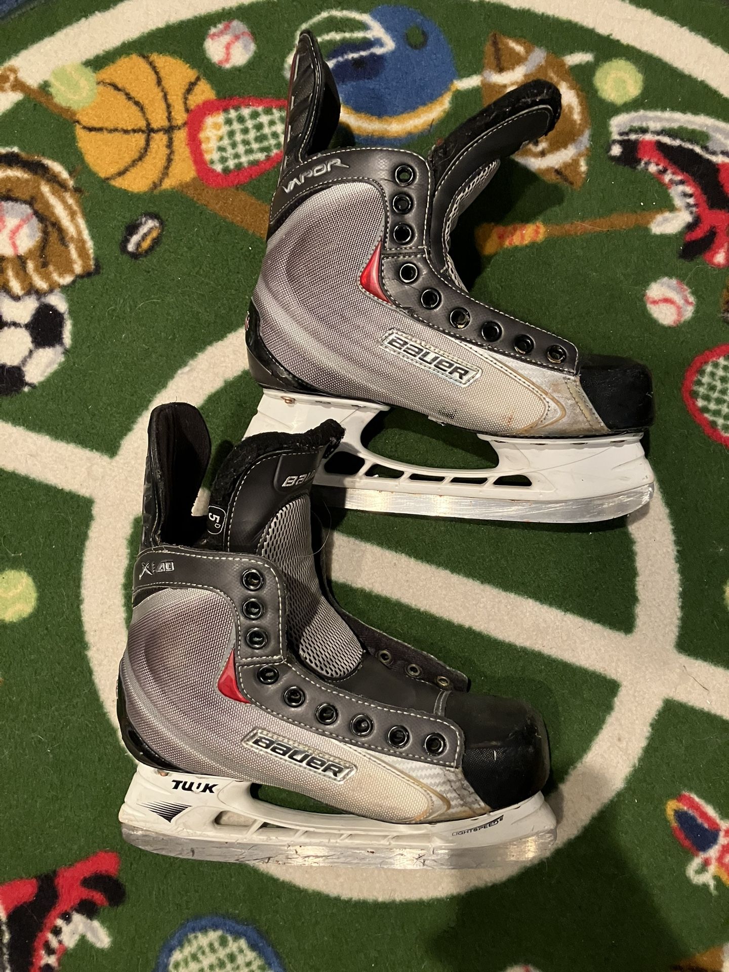 Bauer Vapor X40 Ice Hockey Skates Regular Width Size 5 (Used)