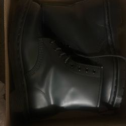 1460 Mono Black Dr Martens