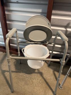 Portable Bedside Commode with Bucket and Lid