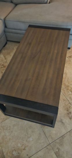 Lift top coffee table