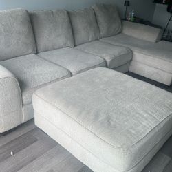 4 Seat Sectional W/Ottoman