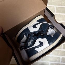 Jordans Navy blue And White 8c