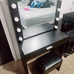 Light Up .Vanity With Sto.ol 