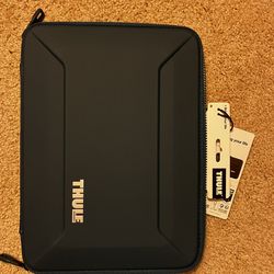 Thule Gauntlet laptop sleeve MacBook Pro 14” in blue