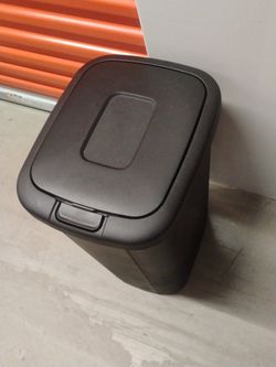 Trash Bin - like new