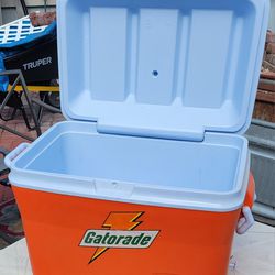 Rubbermaid  Cooler with Gatorade Logo
